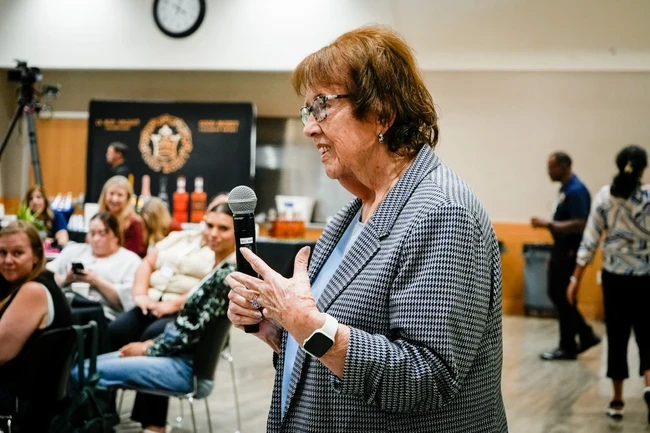 carolyn inmon speaks to a crowd